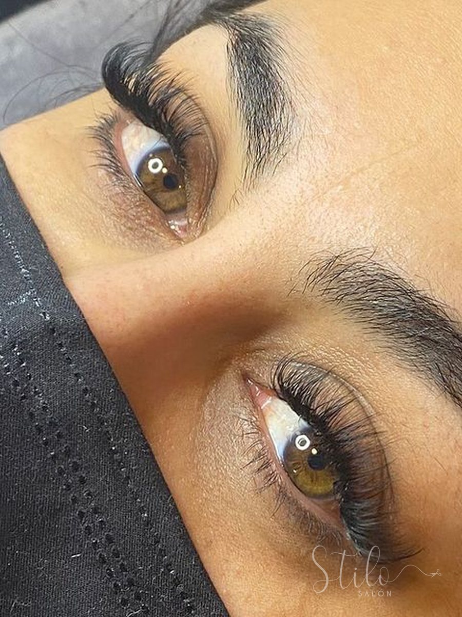 Volume lash extensions applied at Stilo Salón, Roma Norte