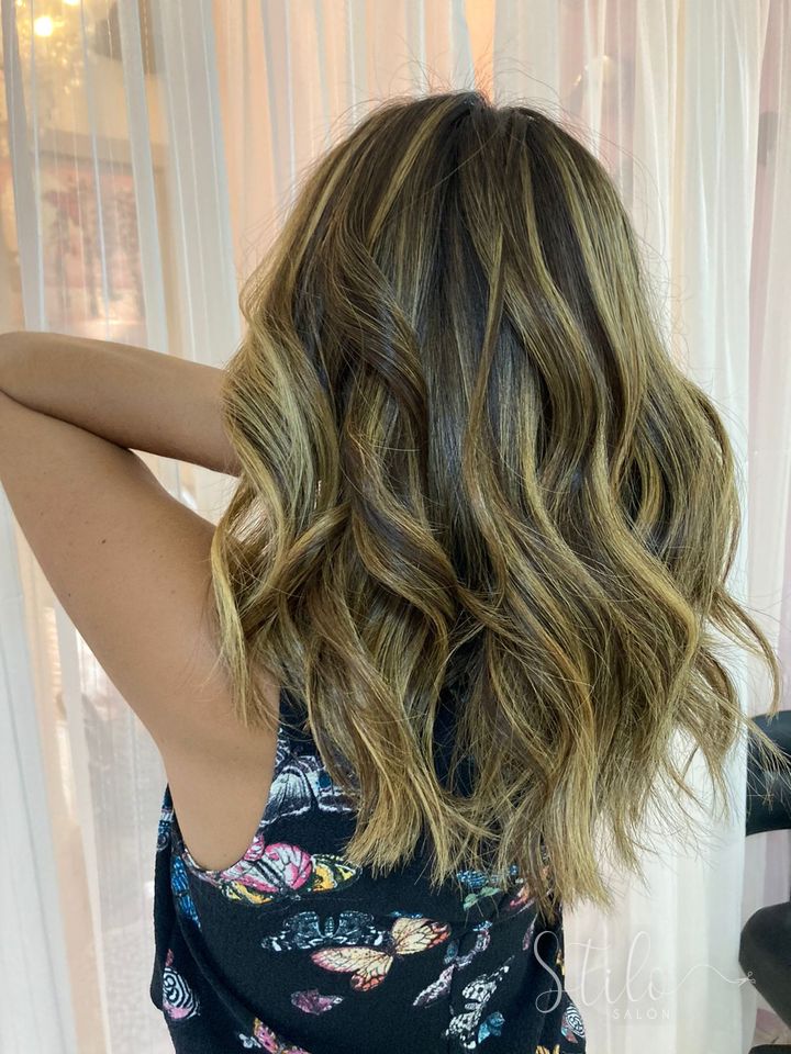 Blonde balayage with waves at Stilo Salón Roma Norte