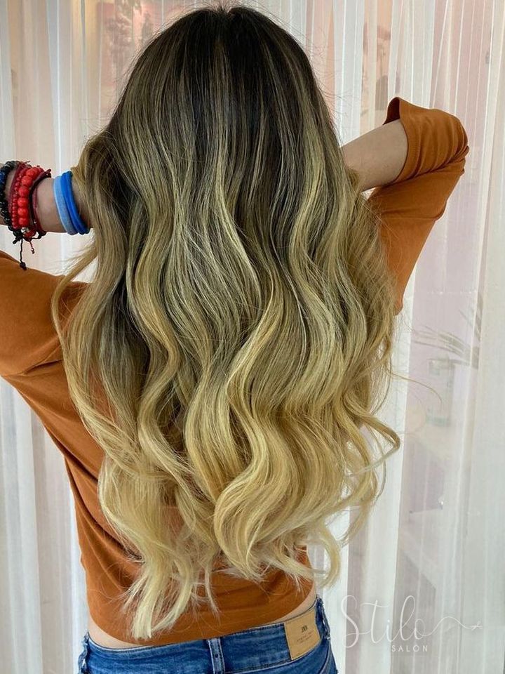 Dark roots to blonde ends with waves, Stilo Salón Roma Norte