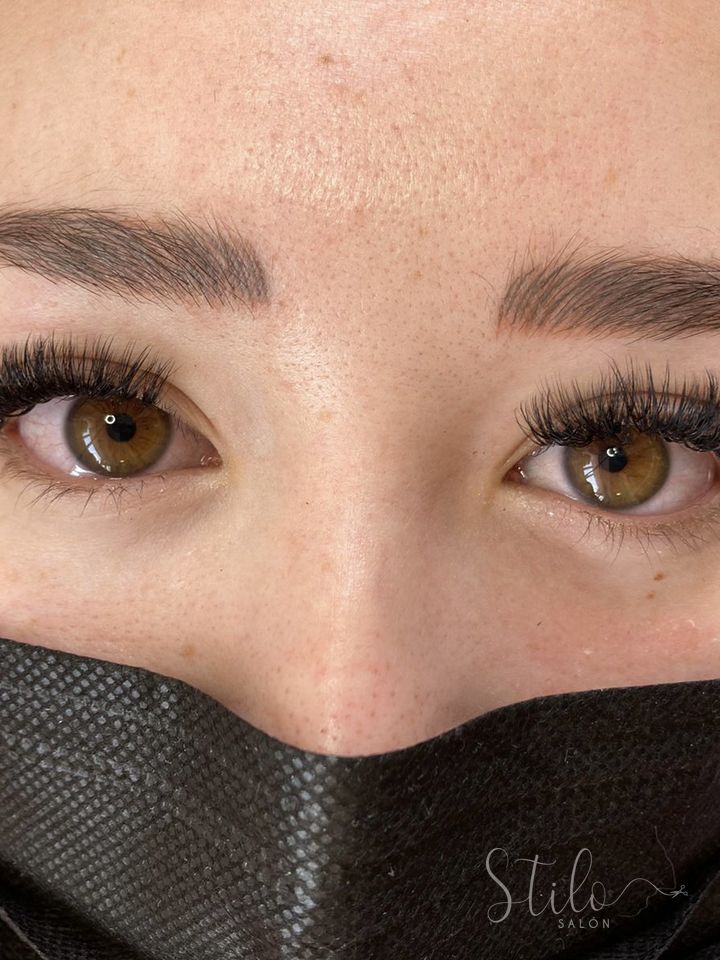 Defined eyelash extensions on both eyes, Stilo Salón Roma Norte