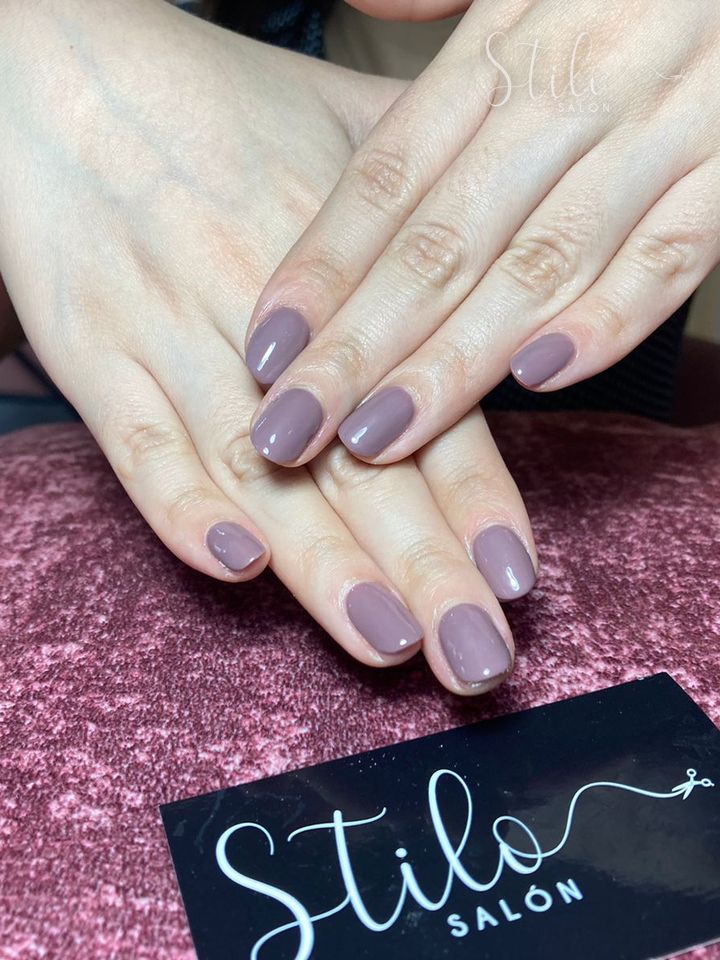 Single-shade nails done at Stilo Salón, Roma Norte, Mexico City
