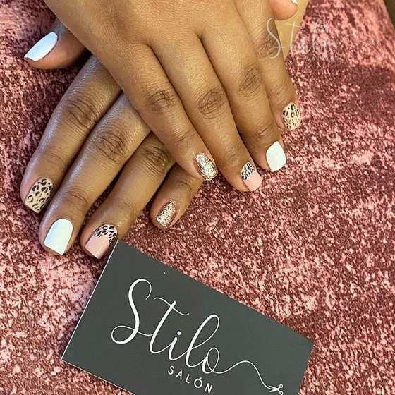 Leopard-print nails in white and gold, Stilo Salón Roma Norte