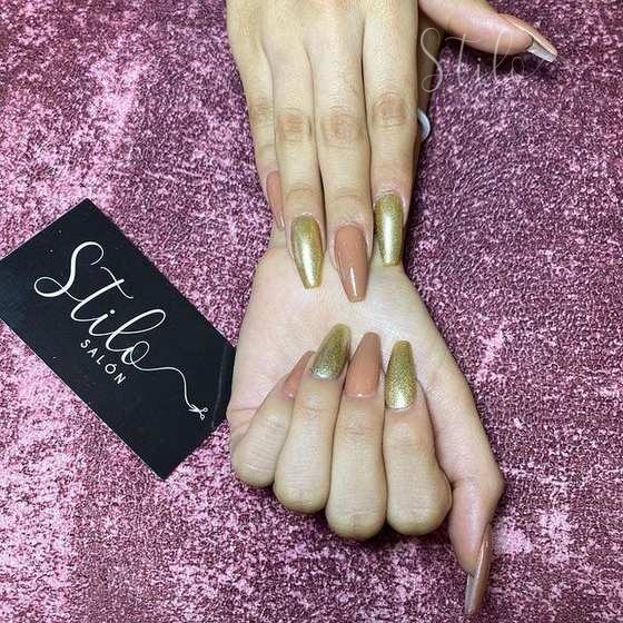 Long coffin nails in metallic gold and nude, Stilo Salón Roma Norte